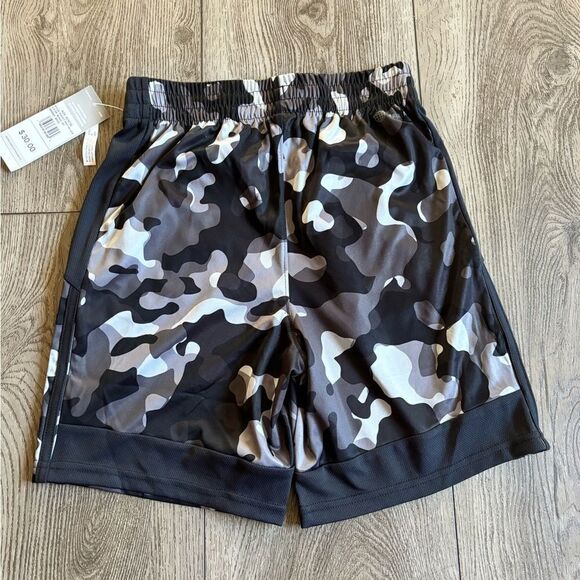 Adidas boys basketball shorts. Great to use for any sport practice - Picture 2 of 4